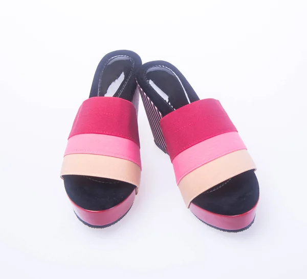 Sapato. sapatos femininos vermelhos e de moda em um fundo . — Fotografia de Stock