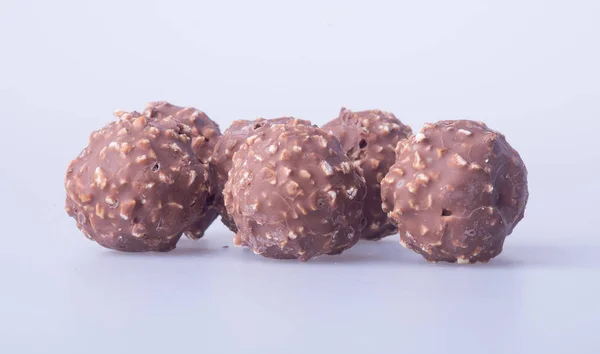 Шоколадный шарик или шоколадный бонбон на фоне . — стоковое фото