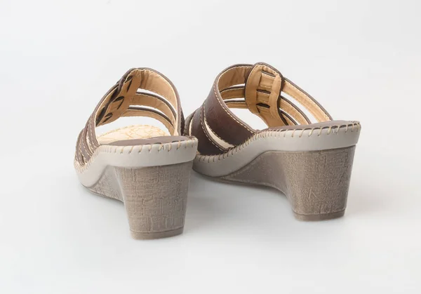 Zapato o sandalia de moda femenina sobre fondo . — Foto de Stock