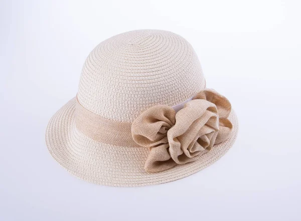 Chapéu para senhora ou chapéu de palha bonita com flor . — Fotografia de Stock