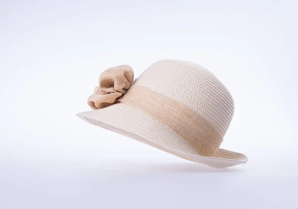 Sombrero para dama o sombrero de paja bonita con flor . — Foto de Stock