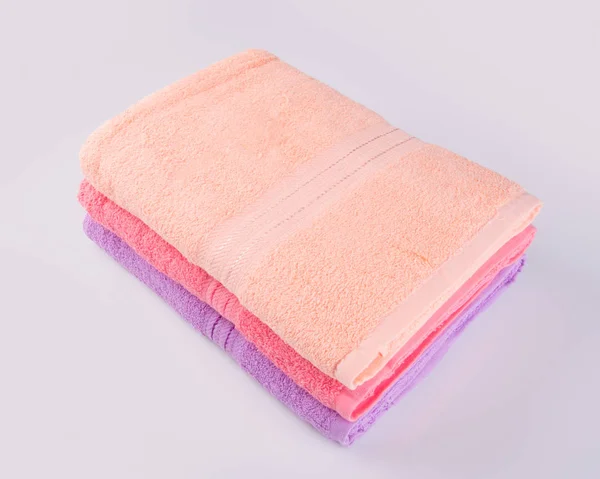 Toalha ou toalha de banho em um fundo . — Fotografia de Stock