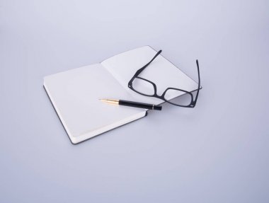 defter ile gözlük ve kalem blackground üzerinde.