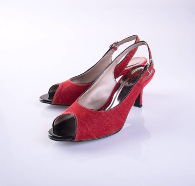 Ayakkabı veya arka plan üzerinde kırmızı renk kadın ayakkabı.