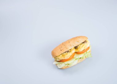 sandviç ya da lezzetli yumurtalı sandviç arka plan üzerinde.