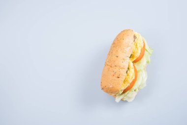 sandviç ya da lezzetli yumurtalı sandviç arka plan üzerinde.