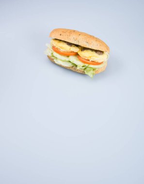 sandviç ya da lezzetli yumurtalı sandviç arka plan üzerinde.