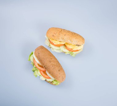 sandviç ya da lezzetli yumurtalı sandviç arka plan üzerinde.