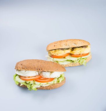 sandviç ya da lezzetli yumurtalı sandviç arka plan üzerinde.