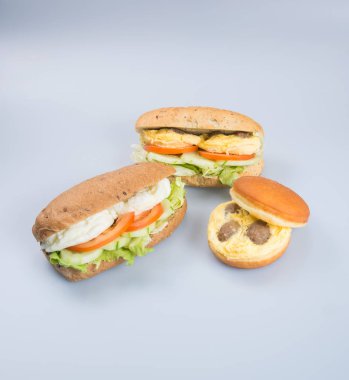 sandviç ya da lezzetli yumurtalı sandviç arka plan üzerinde.