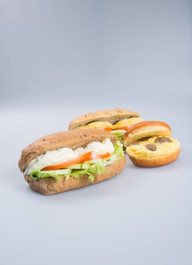 sandviç ya da lezzetli yumurtalı sandviç arka plan üzerinde.