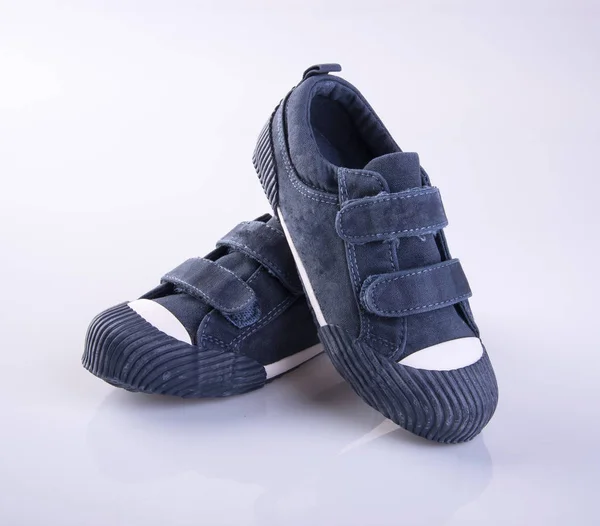 Zapatos o zapatos de niño sobre un fondo . —  Fotos de Stock