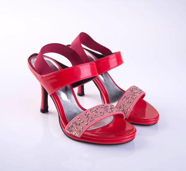 Sapato ou sapatos de mulher de cor vermelha no fundo . — Fotografia de Stock