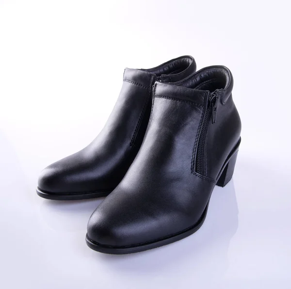 Schoen of zwarte kleur dame schoenen op een achtergrond. — Stockfoto