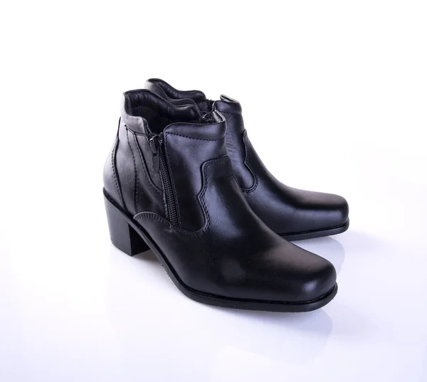 Sapato ou sapatos de senhora de cor preta em um fundo . — Fotografia de Stock