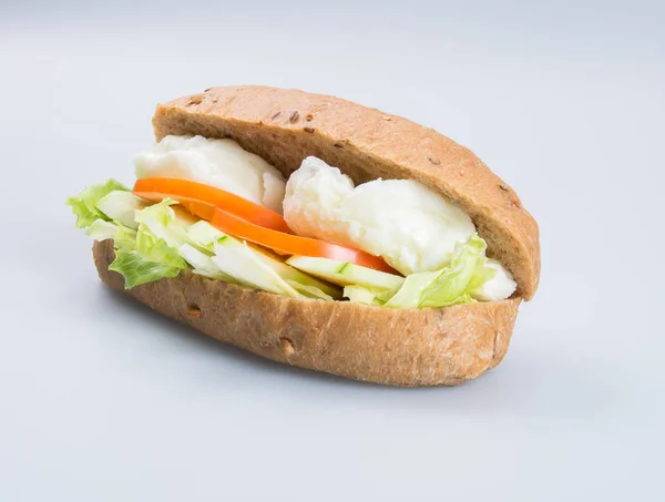 Broodje of heerlijke ei sandwich op achtergrond. — Stockfoto