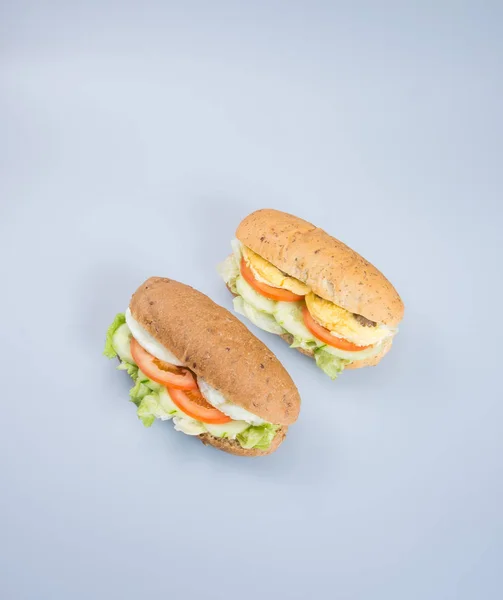 Sandwich oder leckeres Eiersandwich auf Hintergrund. — Stockfoto