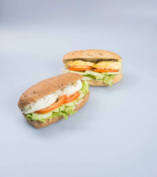 Sandviç ya da lezzetli yumurtalı sandviç arka plan üzerinde. — Stok fotoğraf