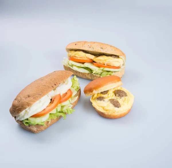 Бутерброд або смачне яєчне бутерброд на фоні . — стокове фото