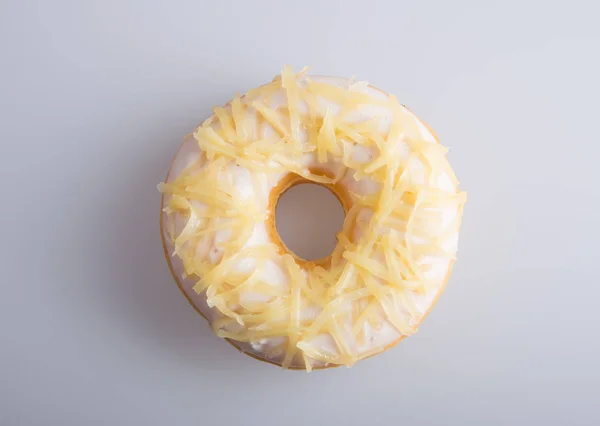 Donut ou saboroso donut no fundo . — Fotografia de Stock