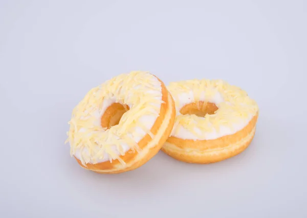 Donut ou saboroso donut no fundo . — Fotografia de Stock