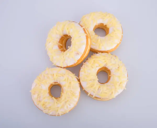 Donut ou saboroso donut no fundo . — Fotografia de Stock