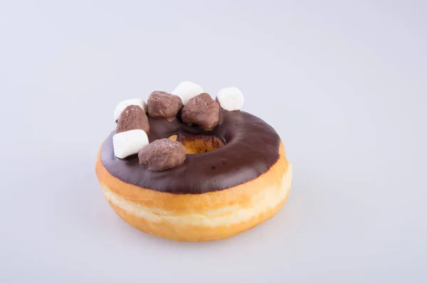 Donut oder leckerer Donut auf dem Hintergrund. — Stockfoto