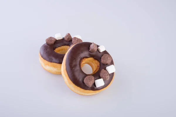 Donut oder leckerer Donut auf dem Hintergrund. — Stockfoto