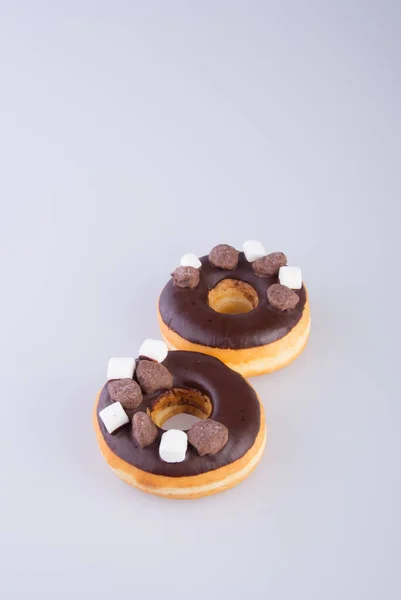 Donut oder leckerer Donut auf dem Hintergrund. — Stockfoto