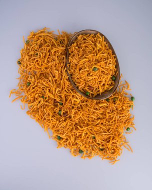 murukku veya geleneksel Hint snack chakli ve chakali backgr üzerinde