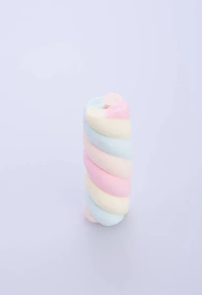 Marshmallows lub porcję cukierków na tle. — Zdjęcie stockowe