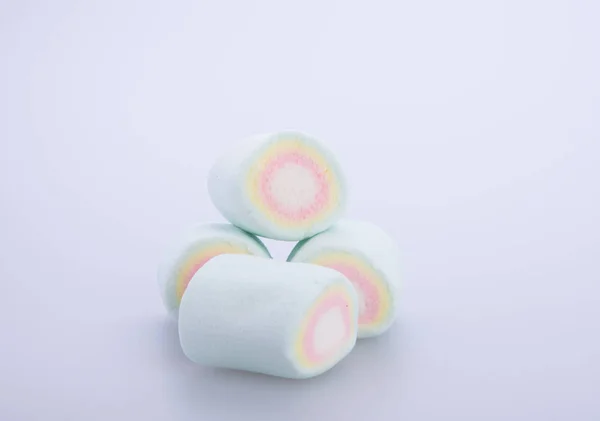 Marshmallows lub porcję cukierków na tle. — Zdjęcie stockowe