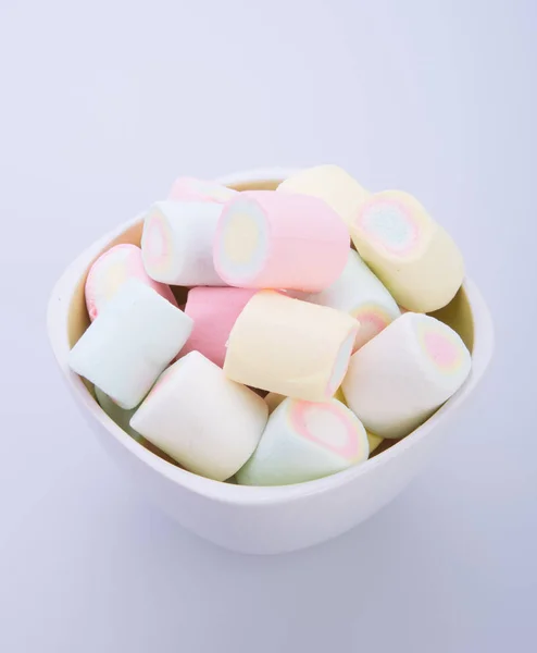 Marshmallows lub porcję cukierków na tle. — Zdjęcie stockowe