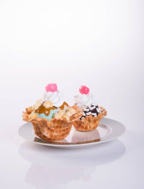 dondurma kaşık veya arka plan üzerinde karışık dondurma