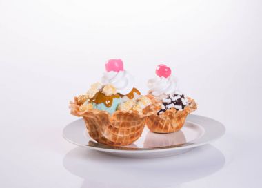 dondurma kaşık veya arka plan üzerinde karışık dondurma.