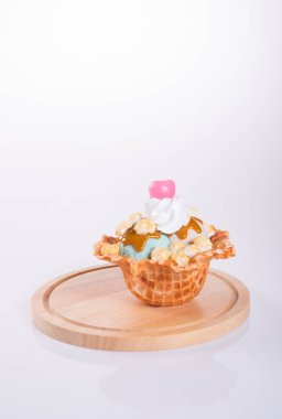 dondurma kaşık veya arka plan üzerinde karışık dondurma