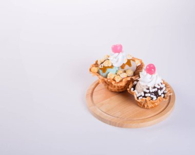 dondurma kaşık veya arka plan üzerinde karışık dondurma.