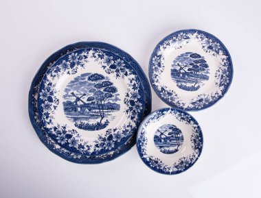 plaka veya arka plan üzerinde elle boyanmış plaka üzerinde çiçek.