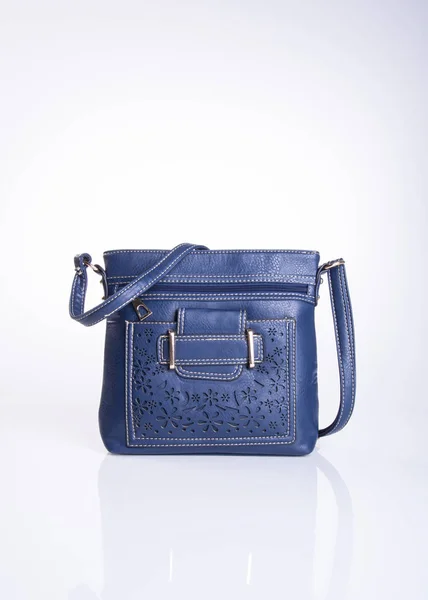 Borsa o borsa blu colore moda su sfondo . — Foto Stock