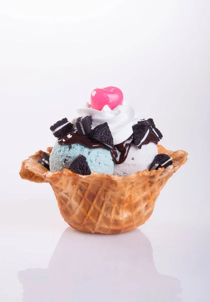 Colher de sorvete com waffle — Fotografia de Stock