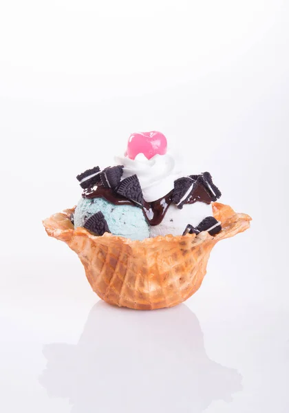 Colher de sorvete com waffle — Fotografia de Stock