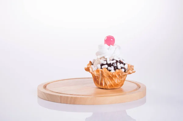 Colher de sorvete ou sorvete de chocolate sundae . — Fotografia de Stock