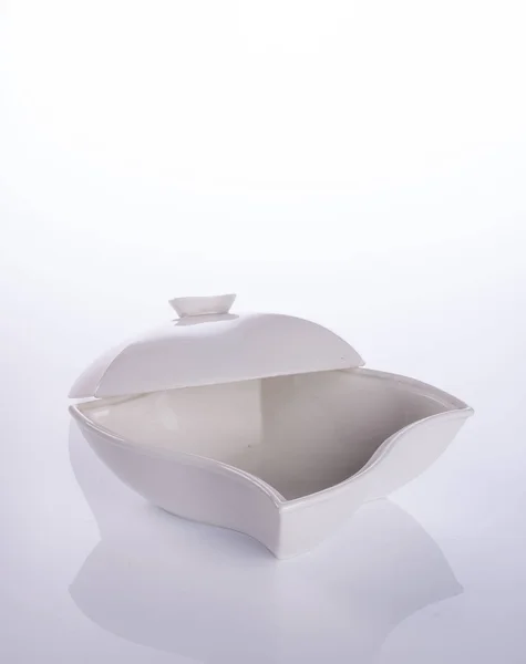 Olla o olla de cerámica sobre un fondo . — Foto de Stock