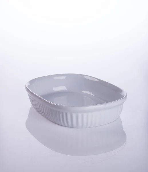 Garnek lub garnek ceramiczny żywności na tle. — Zdjęcie stockowe