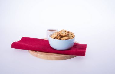 tanımlama bilgileri veya çay ve kurabiye arka plan üzerinde.