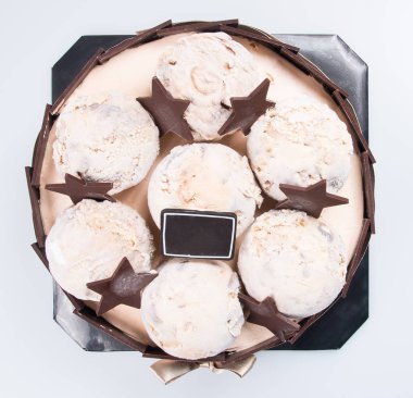 kek veya bir arka plan üzerinde dondurma doğum günü pastası.