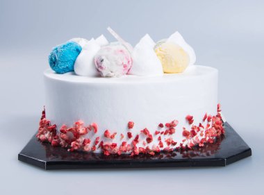 kek veya bir arka plan üzerinde doğum günü pastası.