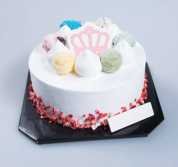 Torta o torta di compleanno su uno sfondo . — Foto Stock