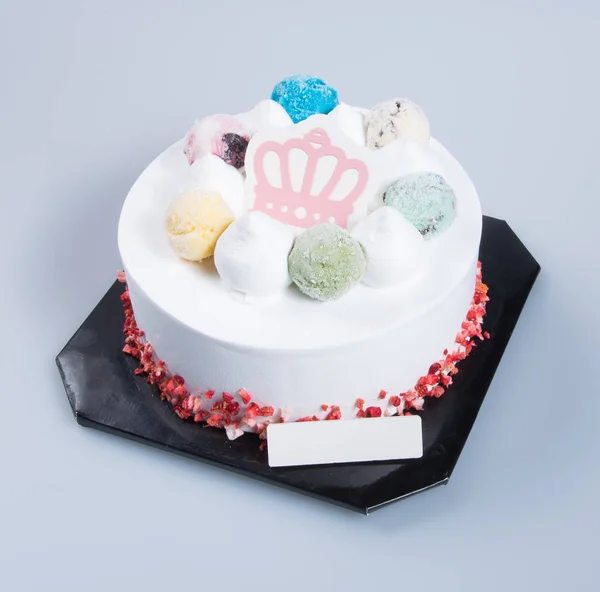 Gâteau ou gâteau d'anniversaire sur un fond . — Photo