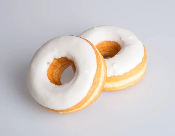 Donut ou saboroso donut no fundo . — Fotografia de Stock